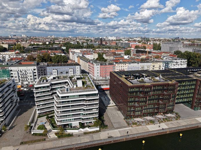 Vistas directas al Spree | 107 m² disponibles para ocupar | Ascensor | Sin comisión | 3–4 habitaciones – Lage