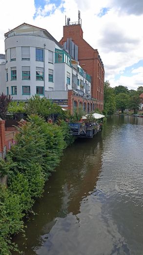 „Your morning coffee with river view – 3 rooms, loggia & unobstructed water location in Leipzig Plagwitz“ – Idylle am Wasser
