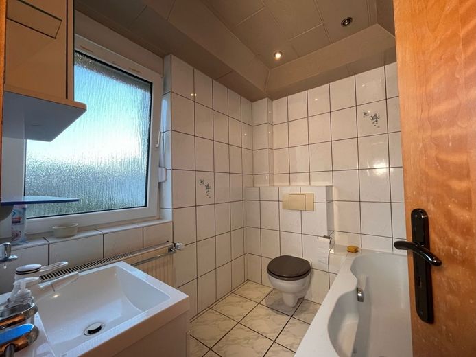 Badezimmer 2 (Badewanne + WC)