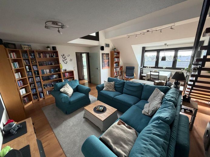 Maisonette di 5,5 locali con ampio soppalco, terrazza sul tetto e vista panoramica su Wülfrath - senza commissioni – Wohnzimmer Richtung Diele