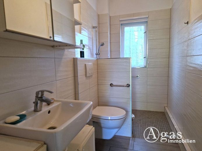 Exklusive Toplage: ca. 1.220m² großes Grundstück mit Bungalow, Garage &amp; Werkstatt-provisionsfrei! – Duschbad