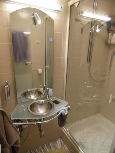 Spaziosa casa a schiera di testa, ammodernata con materiali di alta qualità, parzialmente arredata – Dusche, WC UG