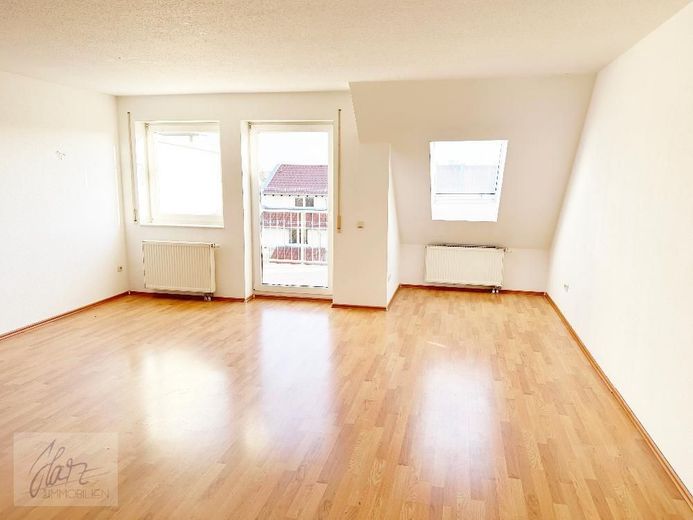 ***HELLE MAISONETTEWOHNUNG MIT BALKON*** individuellem Grundriss und Dachschrägen - Wohncharakter mit Flair in Riesa – Wohnzimmer mit Blick Richtung Balkon