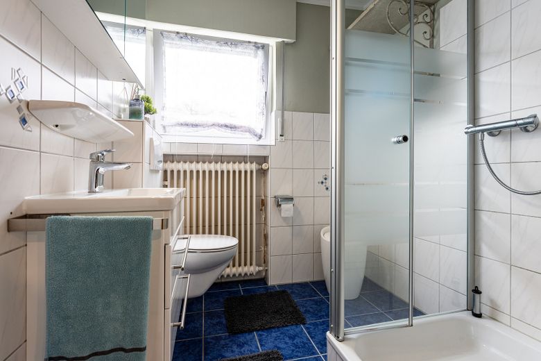 vielseitig verwendbares Zweifamilienwohnhaus im anerkannten Naturschutzgebiet – Tageslicht BAD EG