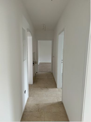 Tasteful 4-room apartment in beautiful Offenbach am Main – Flur 2