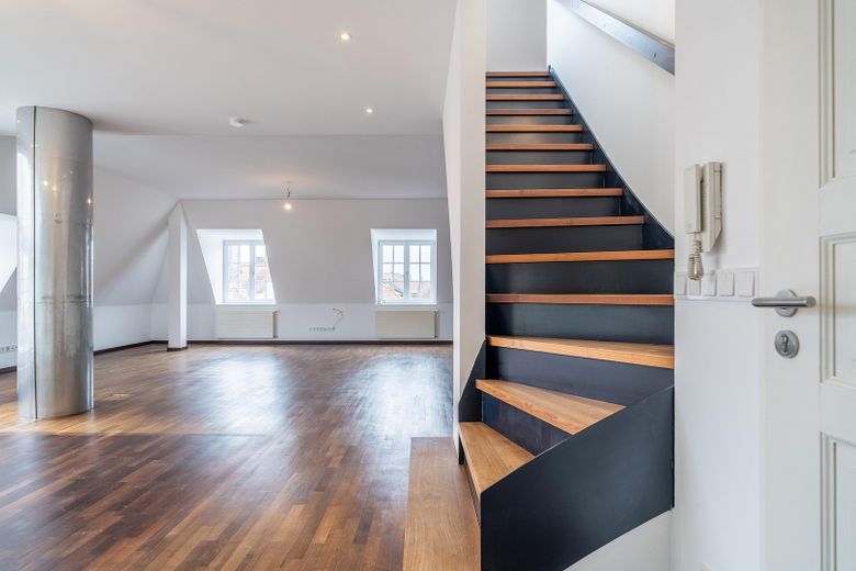 Moderne Dachterrassen-Maisonette-Wohnung mit denkmalgeschütztem Altbauflair – Wohnzimmer mit Treppe (leer)