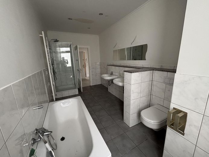 2 Zimmer Wohnung in zentraler Lage – Badezimmer 1