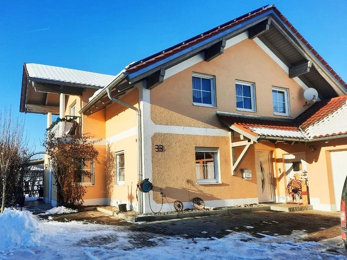 gr. Einfamilienhaus mit 4 Garagen – Foto 1