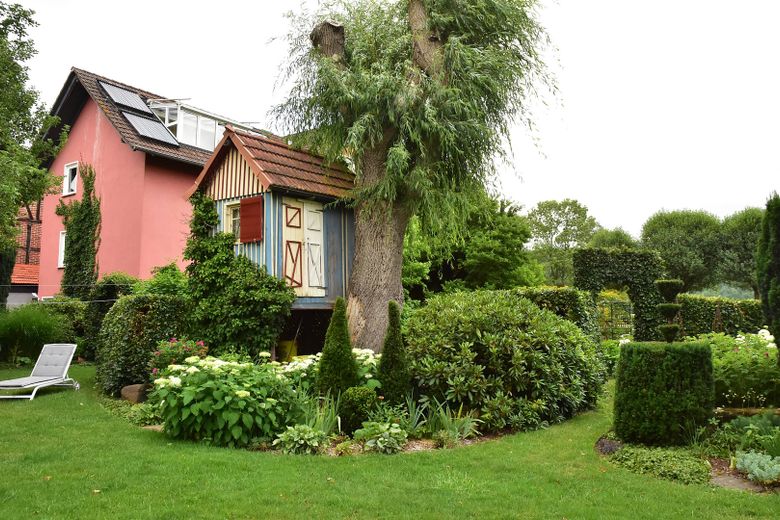Ein Hof mit Geschichte – und Raum für neue Ideen – Gartenanlage Sicht Wohnhaus 