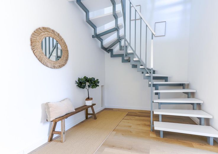 ***Provisionsfrei: Moderne Doppelhaushälfte  - sofort einziehen und wohlfühlen!*** – Flur mit Treppe im EG