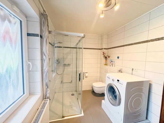 CITYHOUSE: Großzügiges Zweifamilienhaus mit Ausbaupotenzial, Garten &amp; 3 Garagen – Duschbad