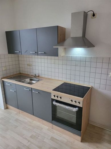 Großzügige 2-Zimmer mit Laminat, Wanne und Balkon in zentraler Lage! EBK mgl. – baugleiche Küche aus anderem Objekt