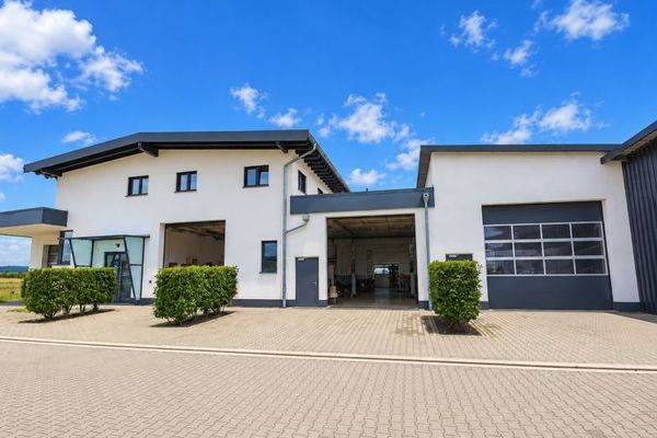 Hala w stanie jak nowym z biurem w Kalbach (Mkb) do wynajęcia