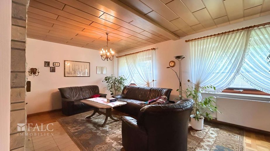 ***Wohnen in bester Lage - Geräumiges Einfamilienhaus mit großzügigen Garten*** – Wohnzimmer