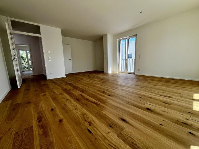 ERSTBEZUG: Helle 3-Zimmer-Wohnung mit Balkon – Wohnzimmer & Küche 