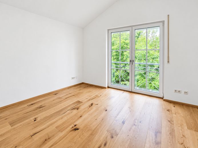 Schöne DG-Wohnung mit Einbauküche im Herzen Haar's – Schlafzimmer im Zwerchgibel