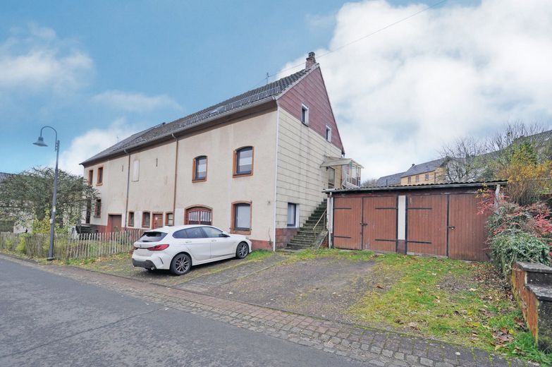 Haus mit Garagen