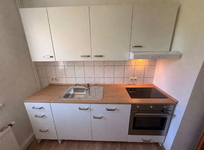 frisch renoviert - modernisierte/helle Etagenwohnung - 2,0 Zi. Küche mit EBK/Wannenbad (TLB) - ca. 45m² – 260531_MW_1.OG_links_WLS60_Crimmitschau_Bilder_CKI_030_Kueche