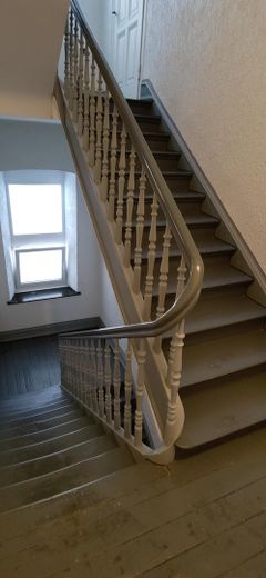 Provisionsfrei - wunderschöne, vermietete Altbauwohnung m. 3 Zimmern, heller Wohnküche, Balkon – Treppenhaus