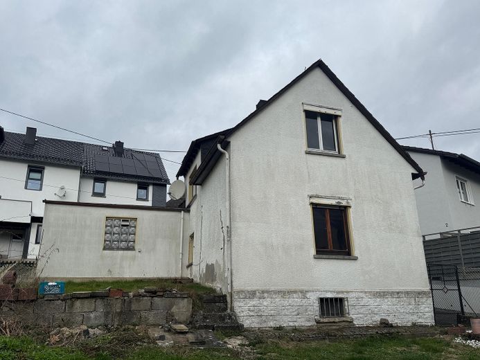 Einfamilienwohnhaus freistehend in 56244 Hartenfels - renovierungsbedürftig – Ansicht Gartenseite