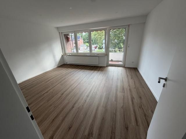 78 qm, herrliche und lichtdurchflutete 3 ZKB mit Balkon im 1.OG, Emsnähe – Wohnzimmer mit Balkonzugang