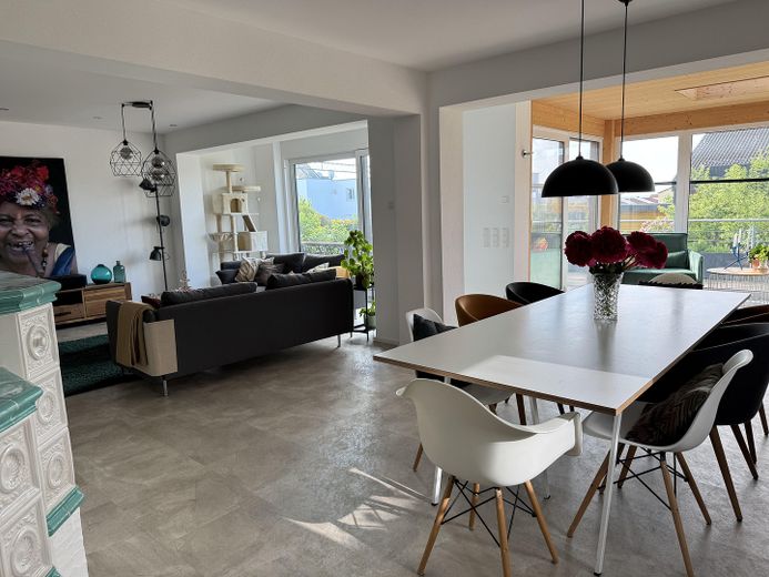 Lichtdurchflutetes Zweifamilienwohnhaus, komplett saniert 2021 in ruhiger Lage von Herrenberg – Essen und Wohnen