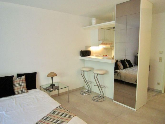 Appartamento con terrazza arredato in un complesso residenziale tranquillo – Blick auf Küche