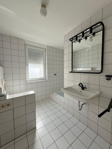 Apartamento de 2 habitaciones recién renovado con balcón y cocina equipada en Koblenz-Horchheim – Bad