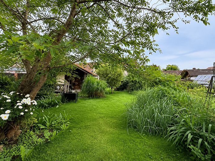 DHH+Bungalow zu Vermieten – Garten