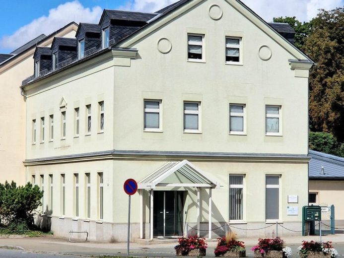 Geschäftshaus mit Wohnanteil zum Verkauf – Foto 1