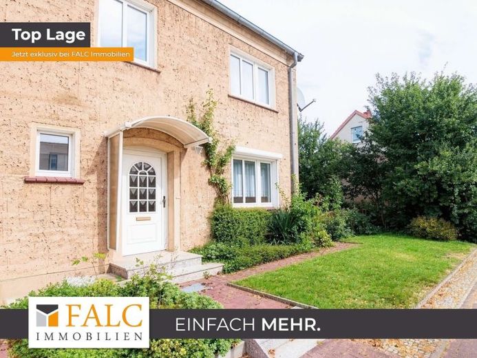 +++ Perfect for families: Charming end-of-terrace house with sun terrace, garden and private garage +++ – Photo 1