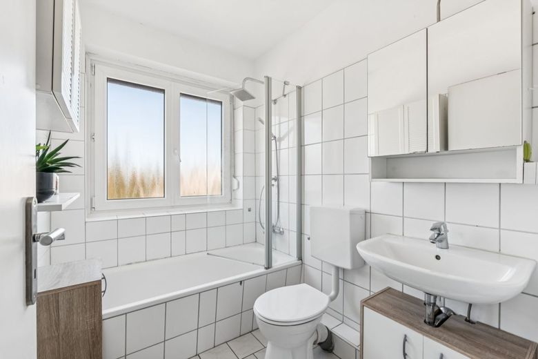 Großes Einfamilienhaus mit Einliegerwohnung, Garage, Carport, Keller und Kamin – DG Badezimmer