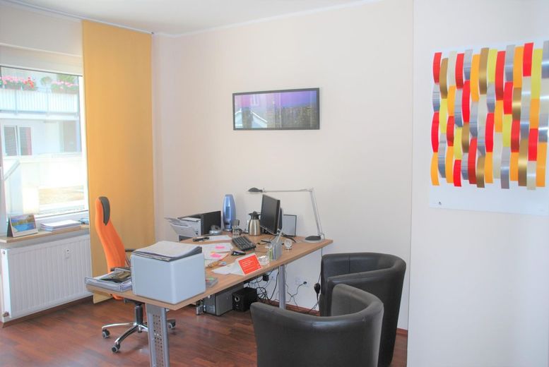 Kleines Büro mit Balkon mitten in City – Büro