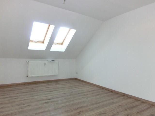 Appartamento mansardato di 2 locali, molto spazio a poco prezzo, ottimo bagno, vista fantastica – Wohnzimmer 