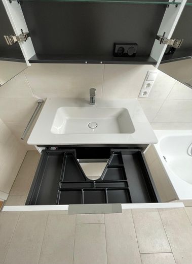 Stylowe 3-pokojowe mieszkanie na poddaszu z tarasem dachowym o powierzchni 32 m² od strony południowej – Waschtisch mit Unterschrank