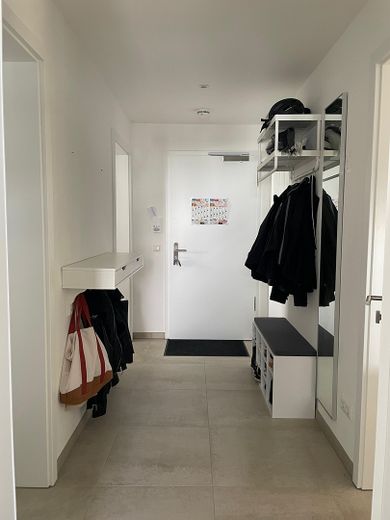 Design trifft Nachhaltigkeit: Exklusive 3-Zimmer-Neubauwohnung mit Kochinsel & PV-Anlage – Flur 