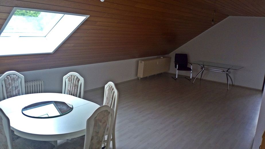 3-room top-floor apartment 100m² south side parking space garden cellar laundry room air conditioning – Foto 1