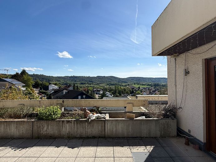 4 Zimmer mit Aussicht – Terrasse, Wärmepumpe, Garage und Stellplatz inklusive – Terrasse