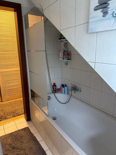 Wannenbad mit Duschabtrennung