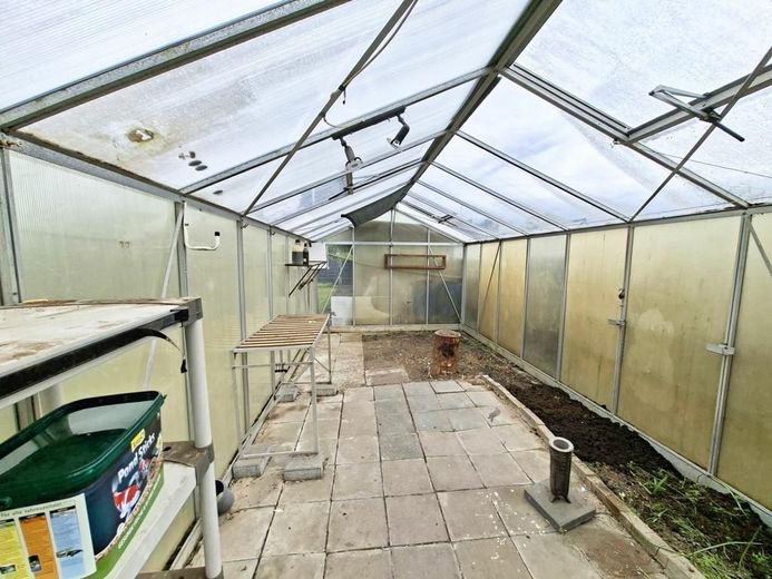 CITYHOUSE: Einfamilienhaus mit viel Platz, Dachterrasse,  Traumgarten, Stellplatz für Wohnmobil, PKW – Großes Gewächshaus
