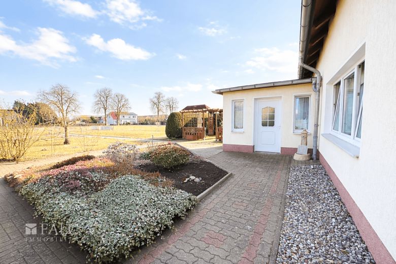 Dassow: Große Doppelhaushälfte mit Werkstatt, Scheune, 3 Garagen und 2.589 m² Grundstück – Außenansicht
