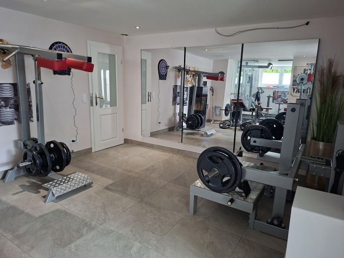 Villa urbana con estilo, tecnología moderna y confort exclusivo – Fitnessbereich