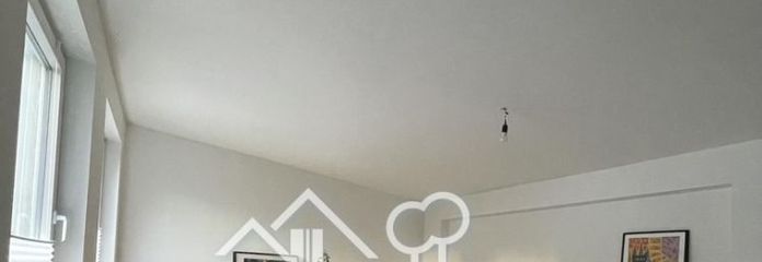 Нещодавно відремонтована 4-кімнатна квартира з терасою на даху в чудовому місці
