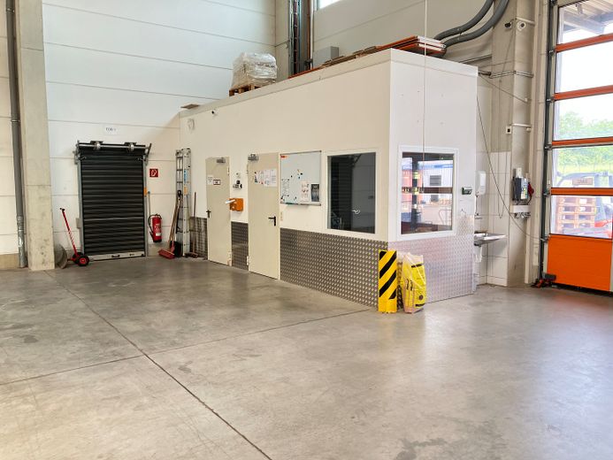 3100m² Lagerhalle mit LKW-Rampen und Sozialbereich – Büro Lagermeister/Lagereingang