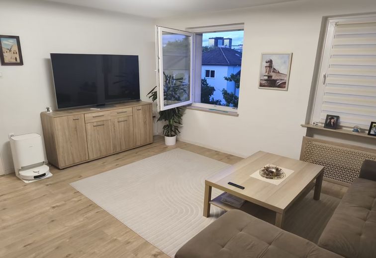 Charmante 2,5-Zimmer Wohnung mit Stadtblick in Essen-Stadtmitte – Wohnzimmer