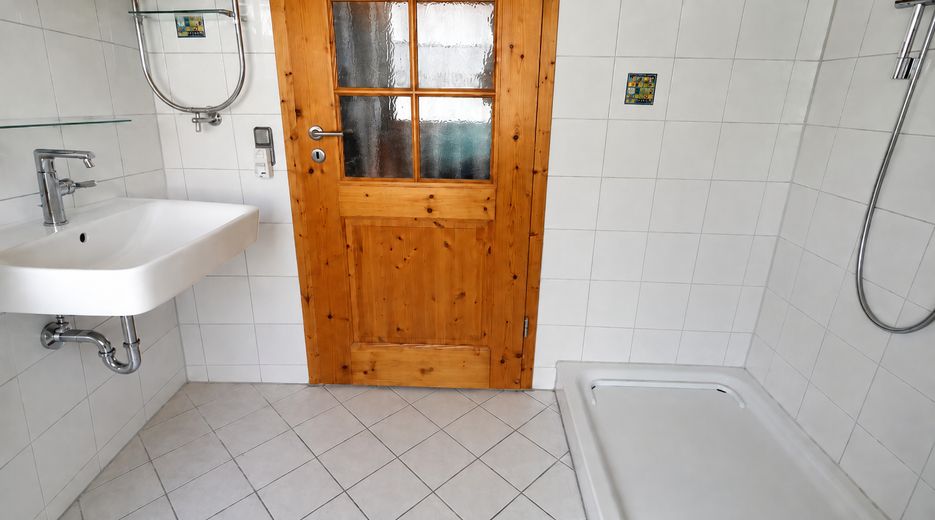 Apartamento de 3 habitaciones en Salem-Beuren | renovado antes de la ocupación | 79 m² | plaza de aparcamiento – Bad renoviert