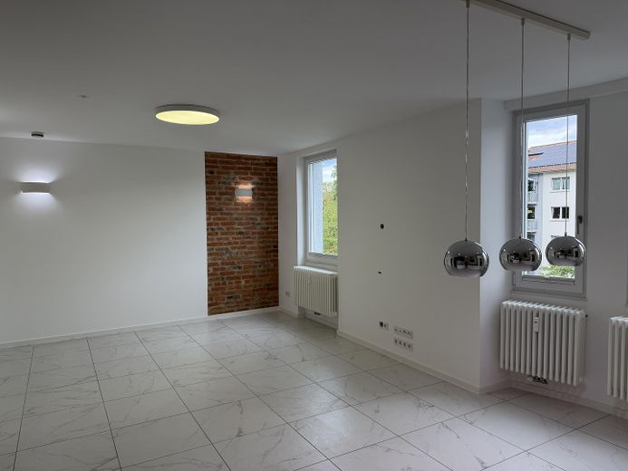 4-Zimmer SmartHome (Vollklimatisiert) - Kernsanierte Altbau-Wohnung mit Luxus Innenausstattung – Wohnzimmer leer