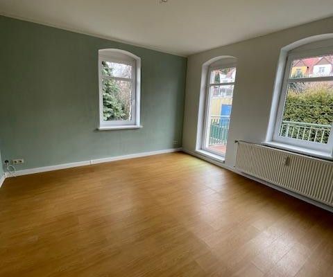 küçük, tamamen yenilenmiş çok aileli bina, 4 odalı daire, 1. kat, 2 banyo, 2 balkon, sakin Dresden-Güney