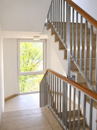 Helles 1-Zimmer-Apartment mit Südbalkon, Einbauküche und Stellplatz in Nürnberg-Laufamholz – Treppenhaus