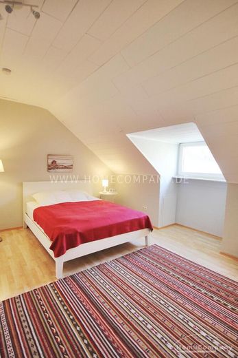 Bockenheim (8064303) Helle möblierte Dachwohnung in guter Lage – 91a8349f0cea627f6c0d3b6cb0944bbdf4ec72dd.jpg